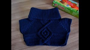 Вязаная манишка крючком с араном