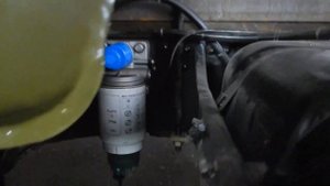 Крепим каркас кузова к раме.