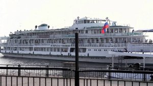 Движение в акватории казанского речного порта