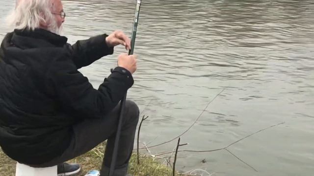 Река Марица в Пловдиве Болгария/Рыбалка на реке Марица