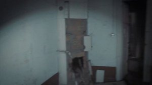 Нашли заброшенный детский сад.  Внутри много брошенных игрушек и очень странная комната.