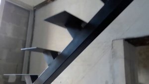 Лестница на одном косоуре с ТРЕМЯ ЗАБЕЖНЫМИ ступенями.