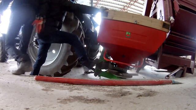 2019г 1Д Начало сезона. Вешаем разбрасыватель удобрений. смотреть онлайн