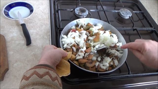 Яблоки жареные с луком без масла и сахара. Быстрый, экономный пирог