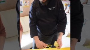 Как быстро научиться чистить картошку.