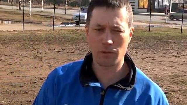 построил футбольное поле