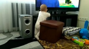 Ребенок учится вставать и долго стоять