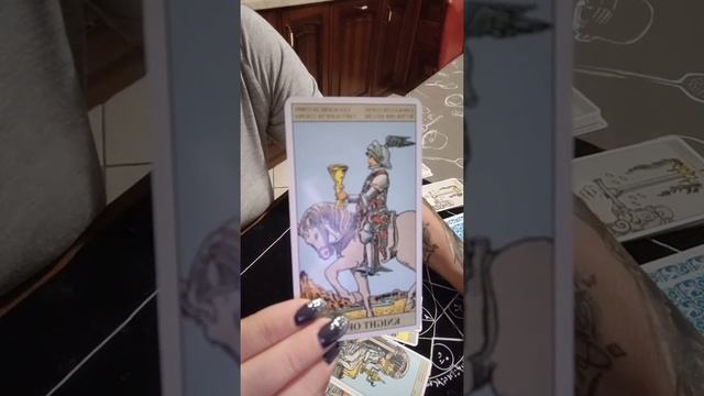 рыцарь кубков , подробное описание карт таро райдара уейта младших арканов.