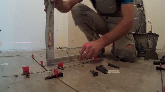 Лазерный уровень и СВП при укладке плитки на пол. Ремонт квартир Омск. смотреть онлайн