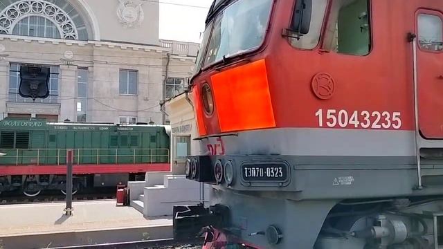 ТЭП70-0323 сцепляется с поездом 493 Ульяновск-Анапа, станция Волгоград-1#поезд #ржд #волгоград смотреть онлайн