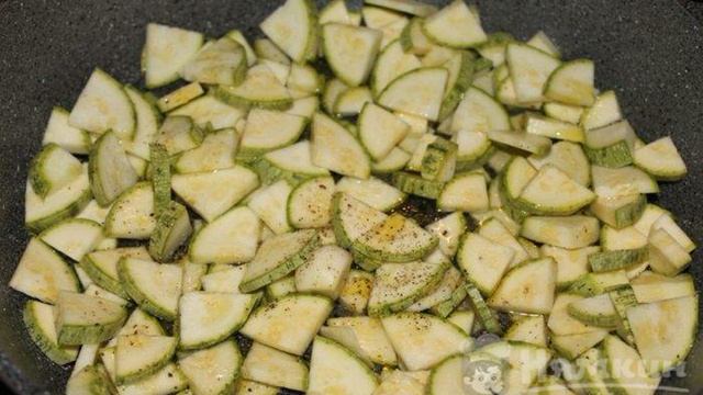 Хек с кабачками в духовке