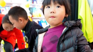 帶孩子去縣城，逛街買鞋子，媳婦又喝奶茶了 | Take your kids to the county and take them shopping