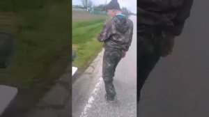 Мужик едет по дороге на ванне!Остановили ДПС!