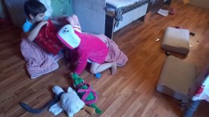 Маша выгуливает игрушечных животных.mp4