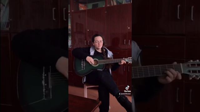 Девушка играет на гитаре. Половина моя - Miyagi🎸#tiktok #гитара #кавер #guitar