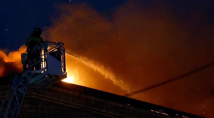 Крупный пожар охватил административное здание на востоке Москвы.