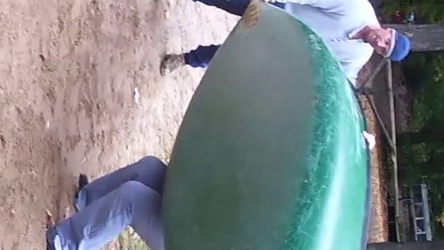 Sara Memont learning how to pick up a canoe смотреть онлайн