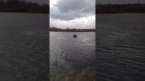 самодельная лодка из пластиковой бочки + ветерок 8