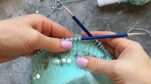 ВЯЖЕМ  ЖЕНСКУЮ ШАПОЧКУ БИНИ С ПАЙЕТКАМИ.KNITTED HAT.