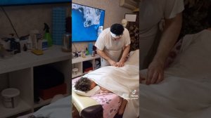 Мануальная правка спины, прохрустели всё! Знаменитый Костоправ Олег Гудвин в работе! #shrots