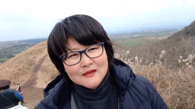 ЧТО НАДО ОБЯЗАТЕЛЬНО ПОСМОТРЕТЬ НА Чеджудо Поднимаюсь на 새별오름 제주도 смотреть онлайн