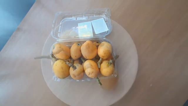 Открыли для себя новый фрукт - мушмула (Афины, Греция, май 2022) смотреть онлайн