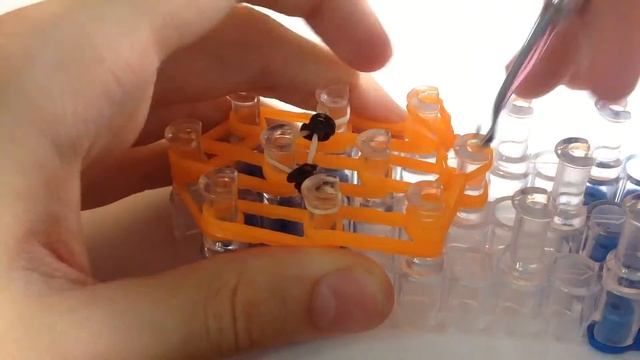 Смайлик из резинок на станке Rainbow Loom смотреть онлайн