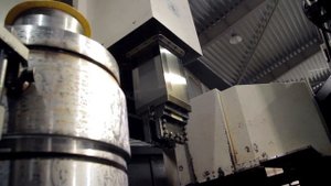 Токарно-карусельный обрабатывающий центр с ЧПУ VNL1605. Станок в работе на производстве.