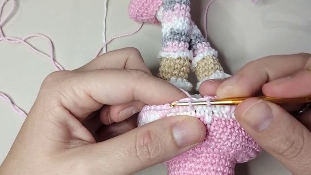 BONECA DE CROCHÊ AMIGURUMI - PASSO A PASSO - PARTE 03 смотреть онлайн
