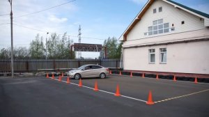 Сдача экзаменов на площадке ГИБДД. Упражнение "Разворот в ограниченном пространстве"