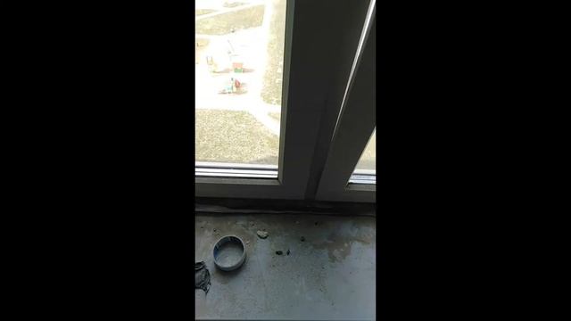 Демонтаж пластикового подоконника