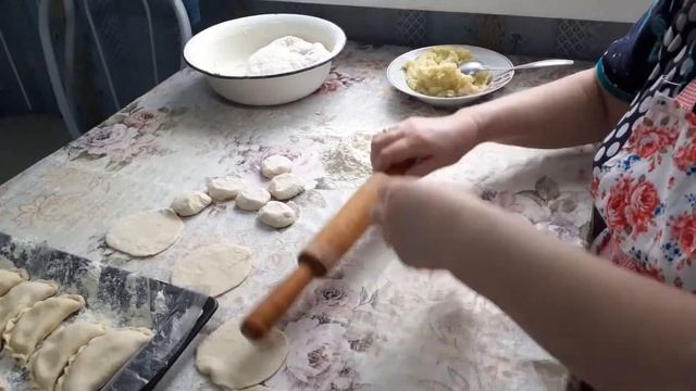 Дела домашние. Стряпаем вареники с картошкой.