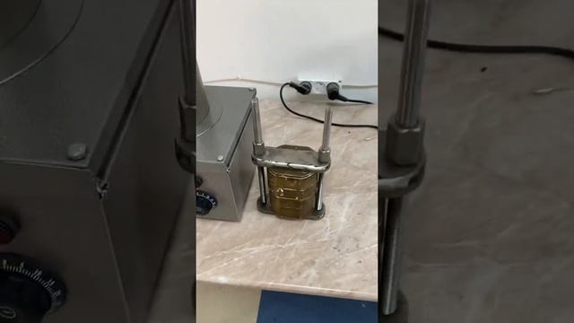Полимеризатор для горячей полимеризации акриловых пластмасс.