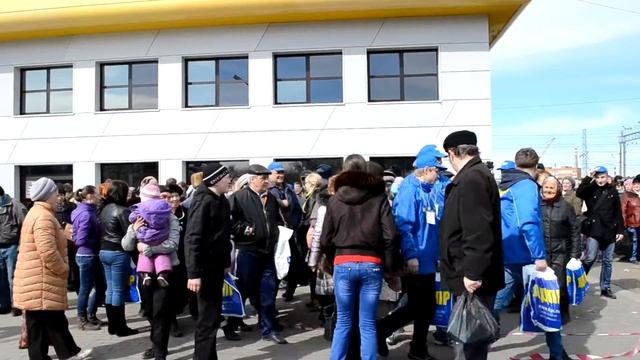 Поезд ЛДПР в Пензе: бабушки дерутся за подарки от партии смотреть онлайн