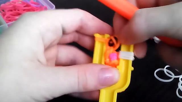 Зайка из резиночек на рогатке смотреть онлайн