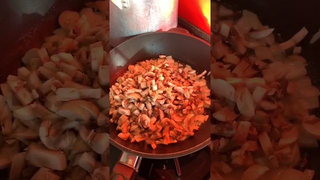 Салат с грибами, свеклой и грецкими орехами.