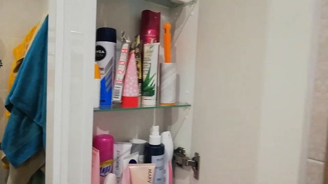 Узкий шкафчик в ванную рядом с зеркалом Дана Лидер 30 смотреть онлайн