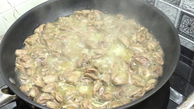 Куриные сердечки в сливочном соусе Очень вкусные и нежные.