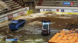 В Омске наполовину разобрали старую крышу СКК имени Блинова