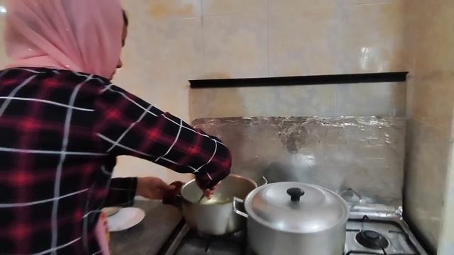 Maryam's mother-in-law's anger at Mehdi's houseTo take the rain away from home смотреть онлайн