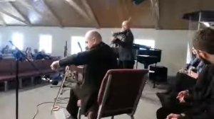 Скрипка + две пилы = красивая мызыка :-)