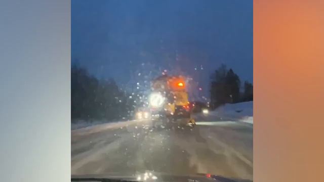 "Праздник к нам приходит": по сахалинской трассе промчалась светящаяся спецтехника смотреть онлайн