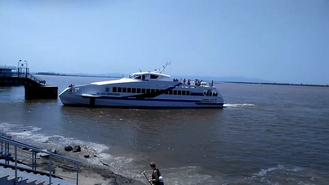 Набережная Хабаровск,новый пассажирский скоростной катер