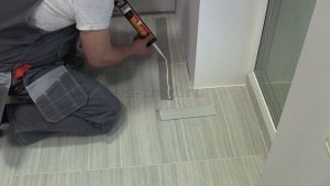 Плоский алюминиевый плинтус для пола как установить монтаж установка на клей