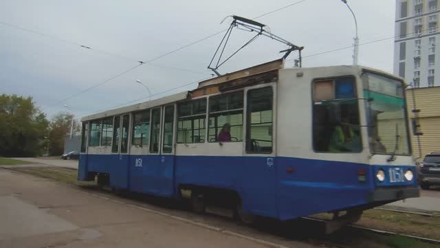 уфимский трамвай  перекрасили в сине-белый .город уфа улица свердлова 30 09 2022.вечер