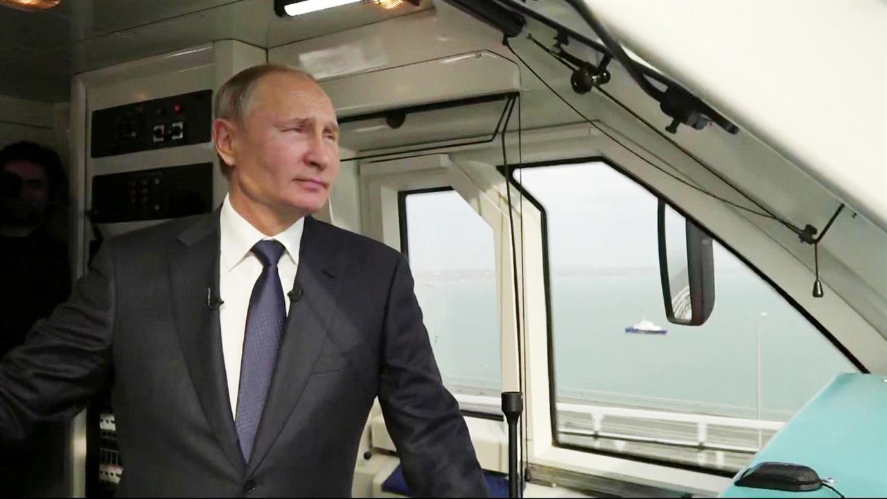 Владимир Путин дал старт движению по железнодорожной части моста через Керченский пролив