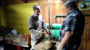 Чистим колодец ручным приспособлением