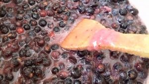 Варенье из чёрной смородины с иргой .