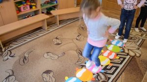 Интересная подвижная игра Разноцветная гусеница Нетрадиционное оборудование Старшая группа