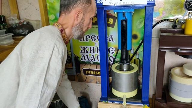 Давим семя Расторопши на Добрыня-40! Маслопресс для холодного отжима масла в домашних условиях!